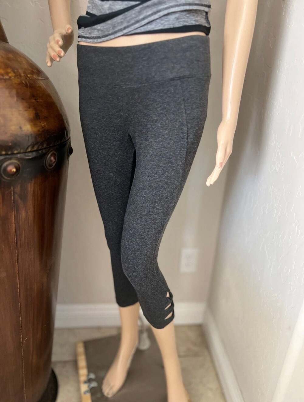 Betsey Johnson Performance Gray Heathered Capri Leggings Size Small